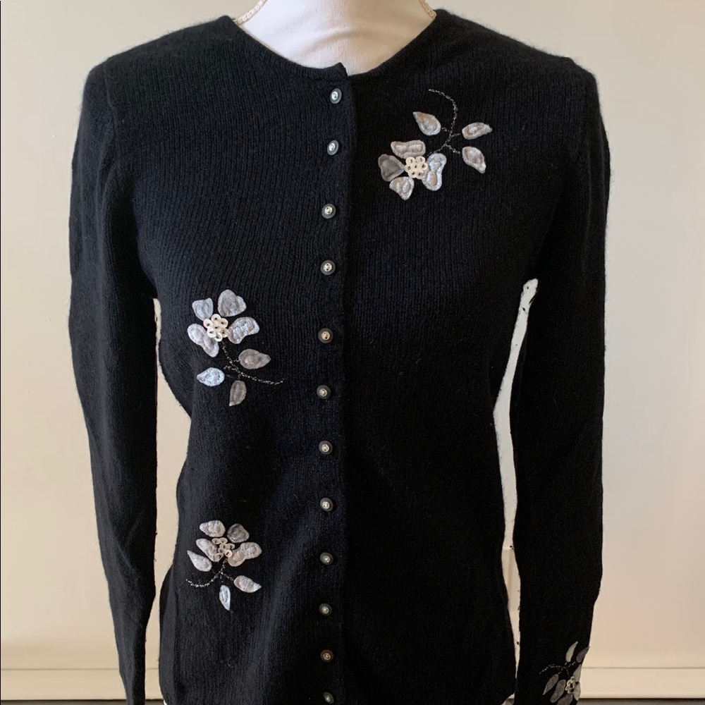 🤩3 FOR $15 Victoria Jones black button down shirt